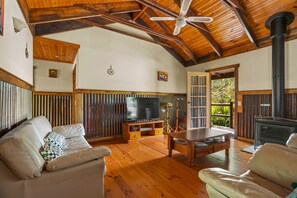 Family Cottage, Courtyard View | Living room - StayAU 3BR Quaint Countryside Cottage (Badger Creek)