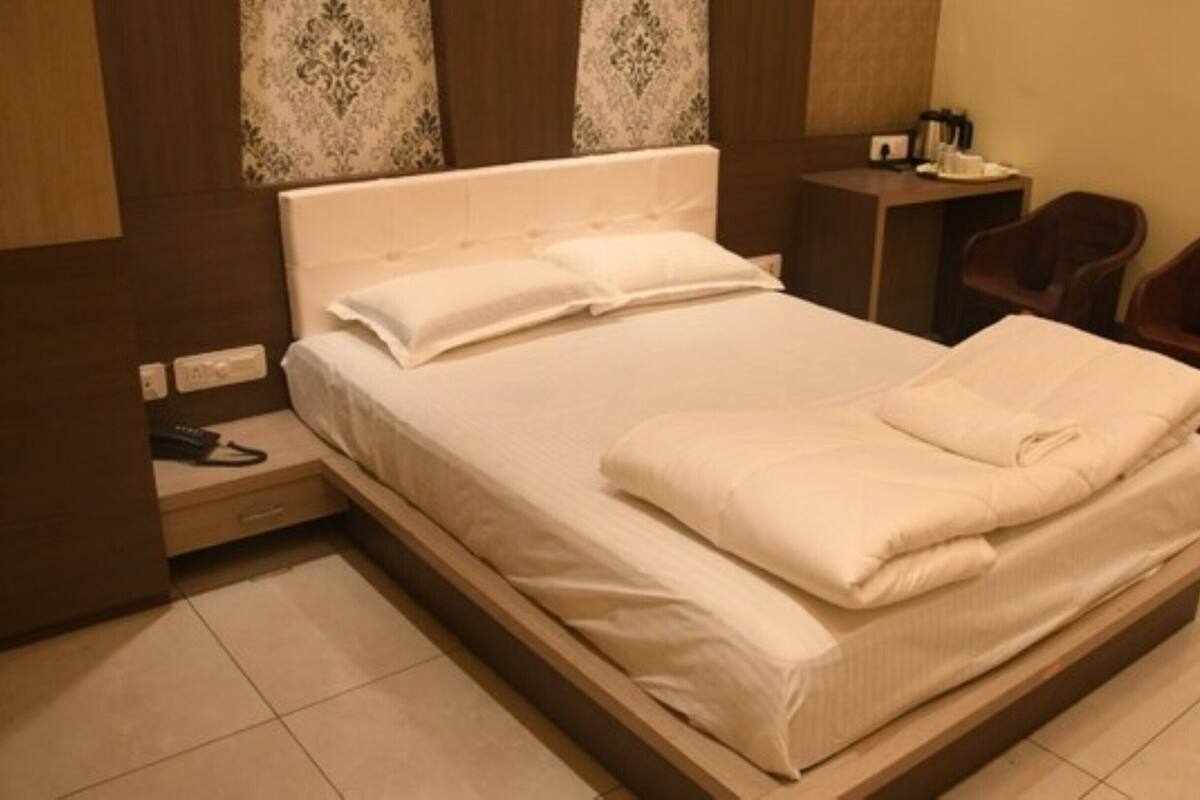 Deluxe Room | Soundproofing, iron/ironing board (on request), WiFi (free), bed sheets