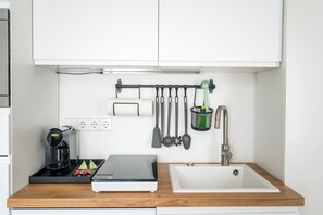 Wasserkocher mit Kaffee-/Teezubehör, Kühlschrank, Mikrowelle