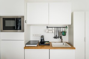Réfrigérateur, micro-ondes, lave-vaisselle, cafetière/bouilloire