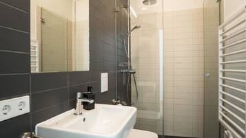 Dusche, Haartrockner, Handtücher