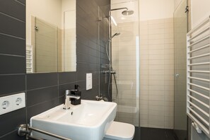 Dusche, Haartrockner, Handtücher
