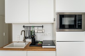 Fridge, microwave, dishwasher, coffee/tea maker