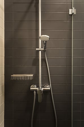 Douche, sĂšche-cheveux, serviettes fournies