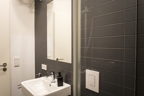 Een douche, een haardroger, handdoeken