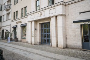 Exterior detail - Homaris Apartments Schlüterstraße (Berlin)