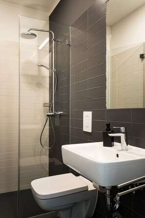 Douche, sèche-cheveux, serviettes fournies
