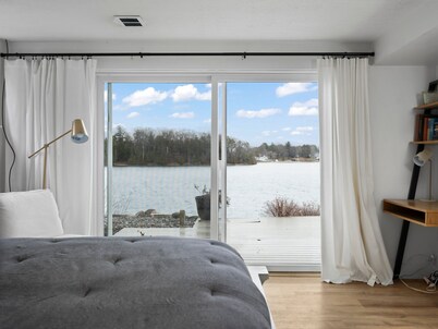 Beach House - Lakefront with a Hot Tub!