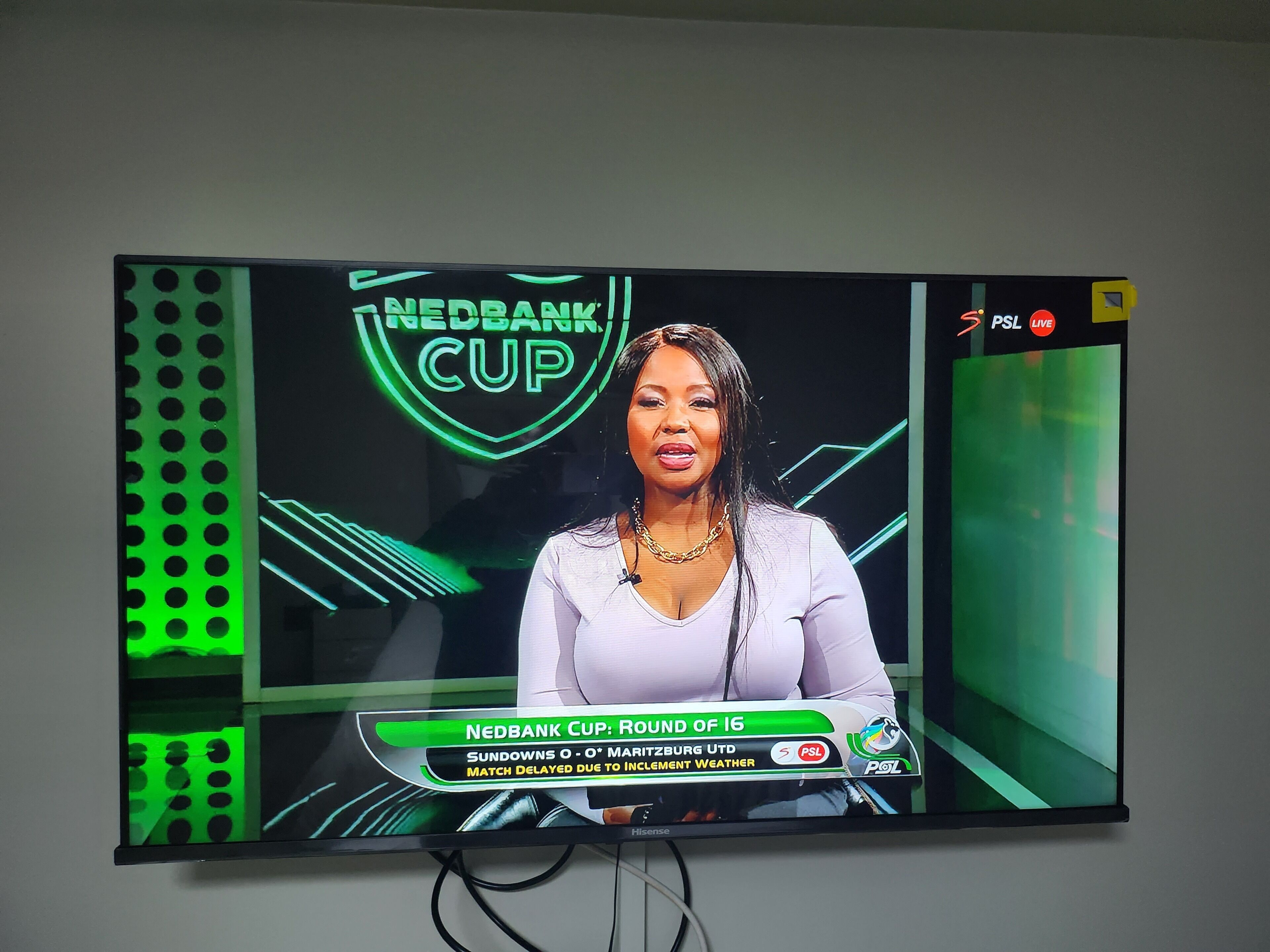 Un televisor mostrando la Copa Nedbank, con un presentador de noticias deportivas.