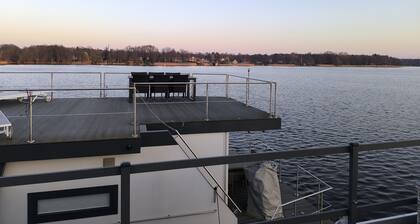 Holiday Apartment 'On the Lake' with Lake View, Shared Terrace and Air Conditioning