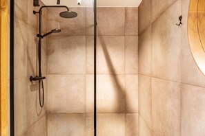 Douche, sèche-cheveux, serviettes fournies