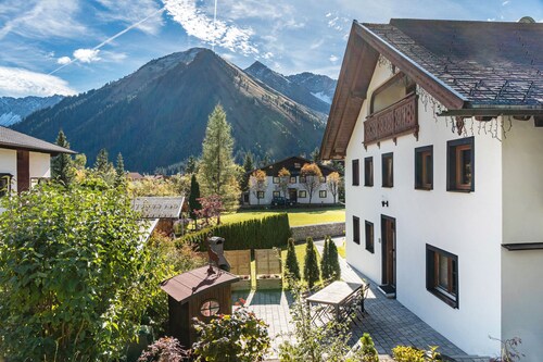 Ferienwohnung 'Haus Berwang Bauernhaus' mit Bergblick, privater Terrasse und WLAN