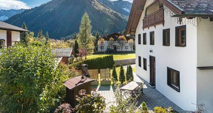 Ferienwohnung 'Haus Berwang Bauernhaus' mit Bergblick, privater Terrasse und WLAN