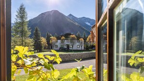 Une vue sur une montagne avec un bâtiment au premier plan.