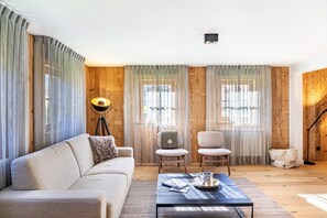 TV - Apartment 'Haus Berwang Bauernhaus' with Mountain View, Private Terrace and Wi-Fi (Berwang)