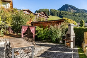 Outdoor dining - Apartment 'Haus Berwang Bauernhaus' with Mountain View, Private Terrace and Wi-Fi (Berwang)