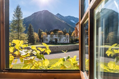 Ferienwohnung 'Haus Berwang Bauernhaus' mit Bergblick, privater Terrasse und WLAN