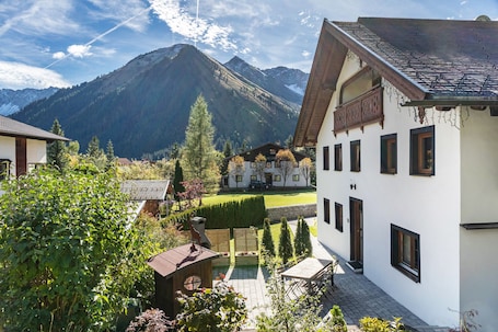 Außenbereich. Ferienwohnung 'Haus Berwang Bauernhaus' mit Bergblick, privater Terrasse und WLAN