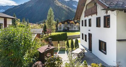 Ferienwohnung 'Haus Berwang Bauernhaus' mit Bergblick, privater Terrasse und WLAN