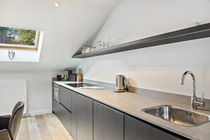 Geladeira, micro-ondas, fogão, cooktop