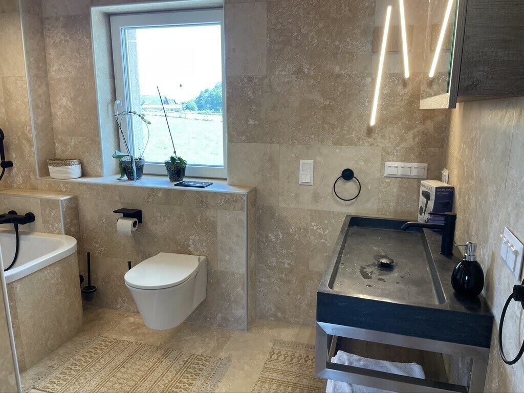 Suihku, hiustenkuivaaja, pyyhkeet