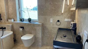 Suihku, hiustenkuivaaja, pyyhkeet