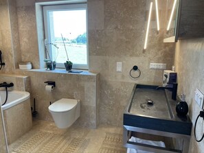 Shower, hair dryer, towels - Holiday Home 'Casa Tapeo' with Lake View, Shared Pool and Wi-Fi (Schiefling am See)