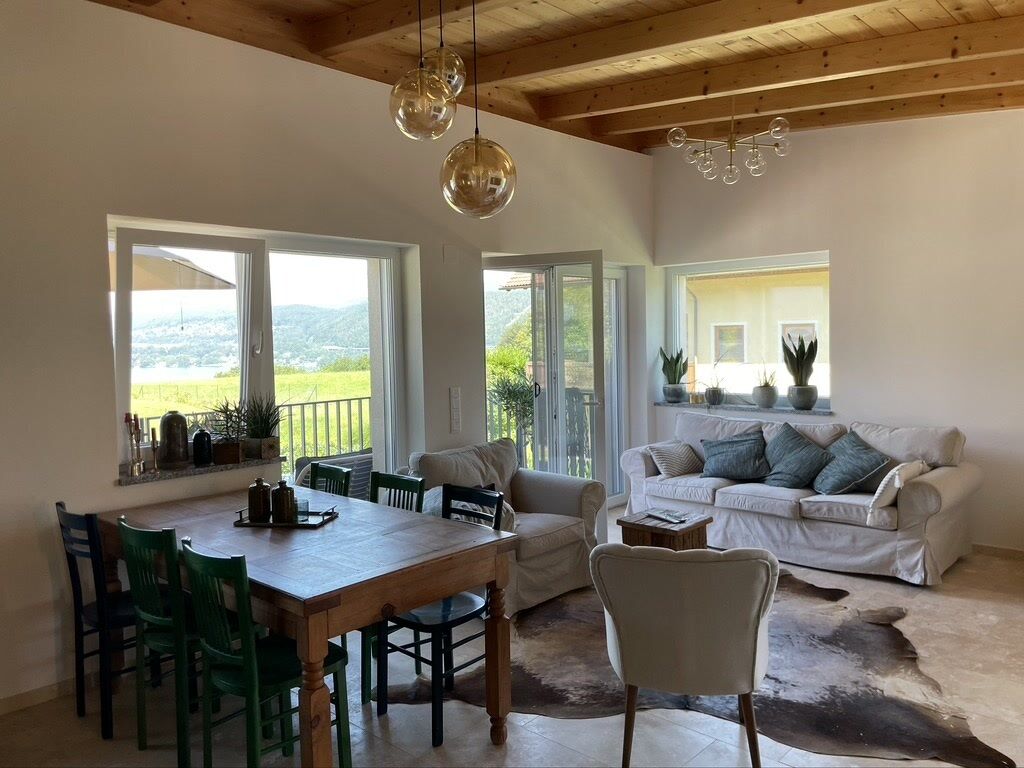 Una televisión, una chimenea