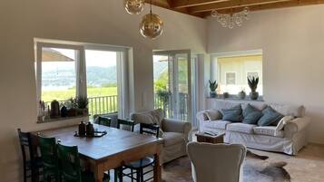 Una televisión, una chimenea