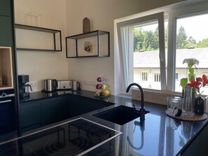 Geladeira, micro-ondas, fogão, cooktop