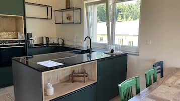 Frigorifero, microonde, forno, piano cottura
