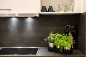 Kjøleskap, ovn, kokeplater og oppvaskmaskin