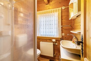 Ducha, artículos de tocador gratuitos, secador de pelo, toallas