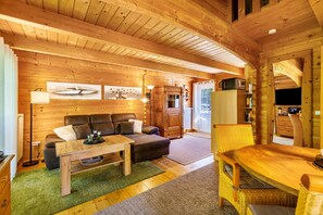 TV, DVD player, stereo - Holiday Home 'Haus Miriam' with Private Terrace, Garden and Wi-Fi (Walchum)