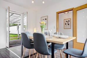 Dining - Holiday Home 'Dümmerliebe Am See' with Private Terrace, Private Garden and Wi-Fi (Hüde)