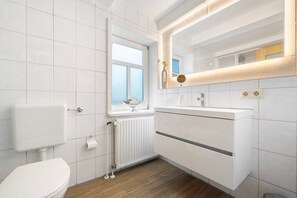 Douche, articles de toilette gratuits, sèche-cheveux