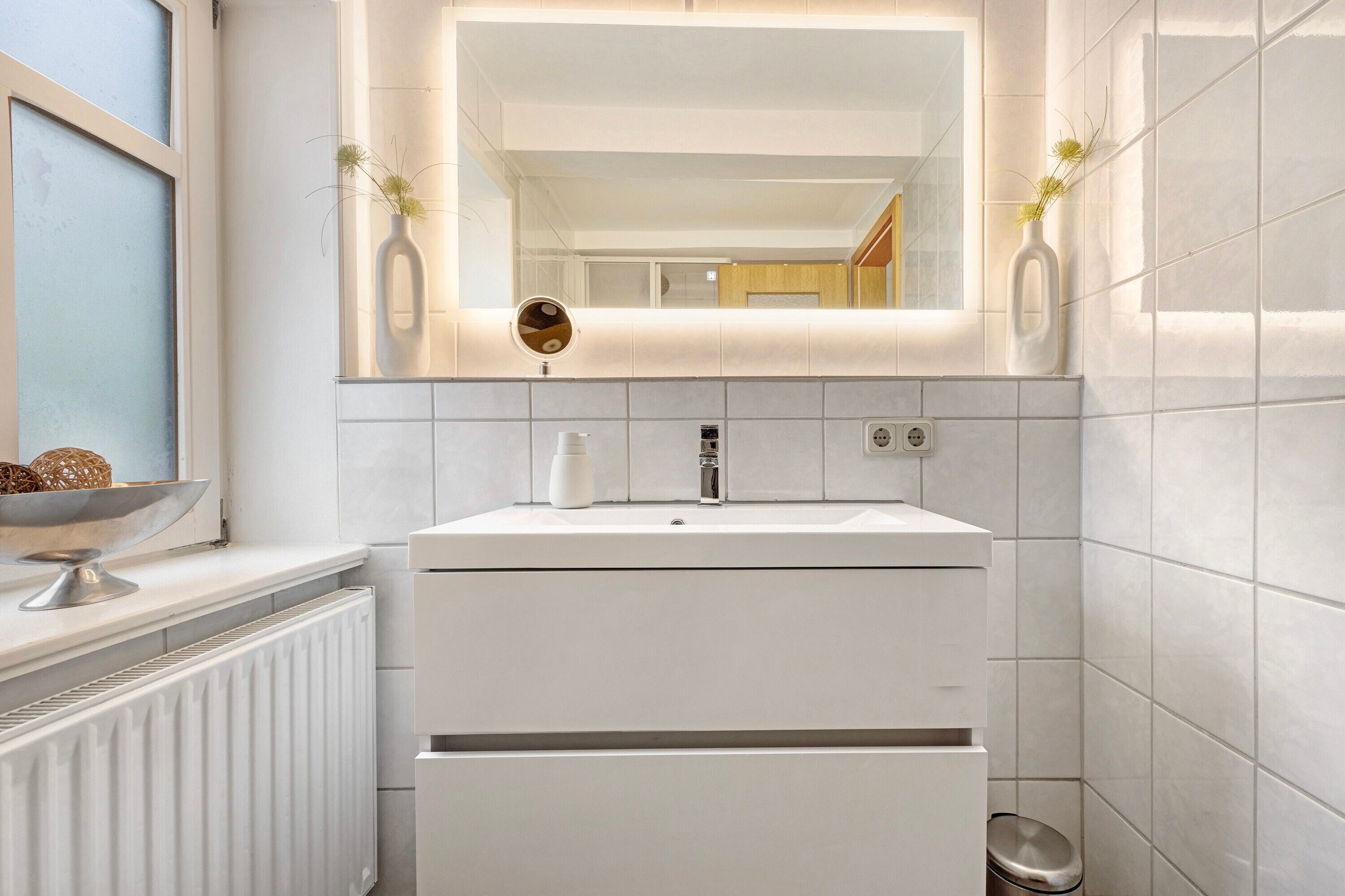 Shower, free toiletries, hair dryer