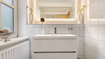 Shower, free toiletries, hair dryer