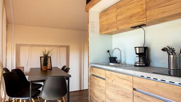 Frigorifero, microonde, piano cottura, macchina per tè/caffè