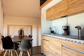 Refrigerador, microondas, placa de cocina, cafetera/tetera