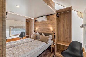 Une chambre moderne avec un lit, des tables de chevet, une chaise et une fenêtre.