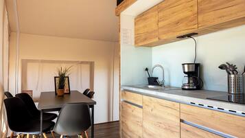 Kühlschrank, Mikrowelle, Herdplatte, Wasserkocher mit Kaffee-/Teezubehör