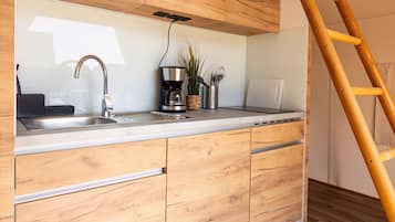 Frigorifero, microonde, piano cottura, macchina per tè/caffè