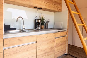 Refrigerador, microondas, placa de cocina, cafetera/tetera