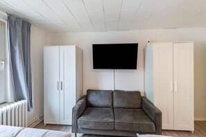 TV - Apartment 'Zuhause Für Die Entdeckergruppe' with Wi-Fi (Dinslaken)