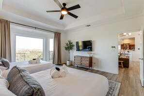 4 bedrooms, desk, iron/ironing board, free WiFi