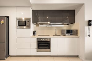 Geladeira, micro-ondas, fogão, cooktop