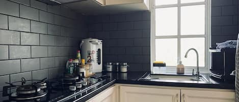 Stovetop, cookware/dishes/utensils, paper towels