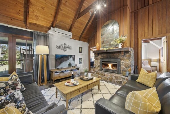 Smart TV, fireplace - Bonn Abbey - Beautiful Stone Cottage with country views
(Broke)