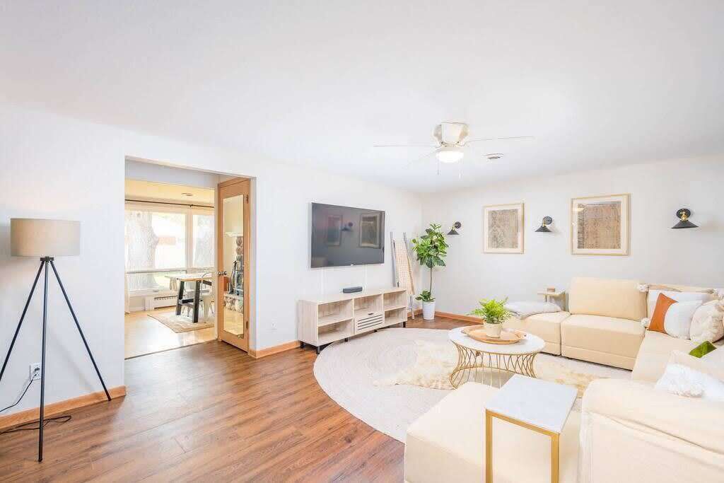 -Walk to Lambeau and Draft! Raleigh St Home!